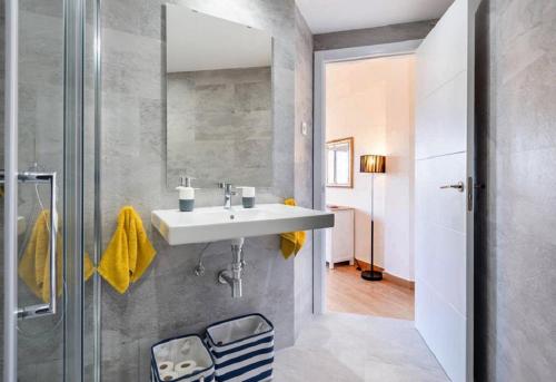 多列毛利诺斯Apartment Club Playa Flores的一间带水槽和淋浴的浴室