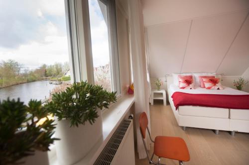 泰尔霍讷恩维酒店的一间卧室设有一张床和一个大窗户