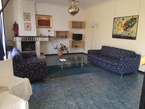 圣塞韦罗Un'oasi di pace in centro的客厅设有两张沙发和一个壁炉
