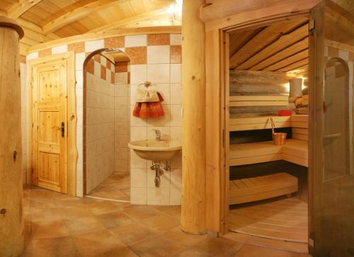 文斯朵芭迪烈霍酒店的客房内设有带水槽和卫生间的浴室