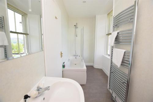 皮特洛赫里Kinnaird Country House的白色的浴室设有水槽和镜子