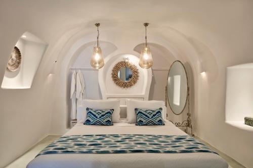 费拉莱姆斯托恩住宿加早餐旅馆的白色的客房配有带蓝色和白色枕头的床。