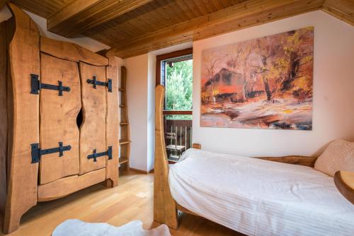 斯塔拉·里斯拉Oddy的卧室配有一张床,墙上挂有绘画作品