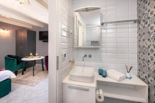 赫瓦尔Kampanel 10的白色的浴室设有水槽和桌子