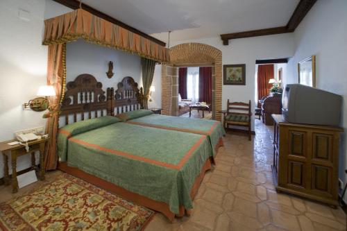 普拉森西亚普拉森西亚旅馆的一间卧室配有一张大床和电视