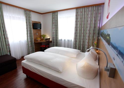罗森海姆欧恒思泰格宾馆的酒店客房带两张床和两个窗户