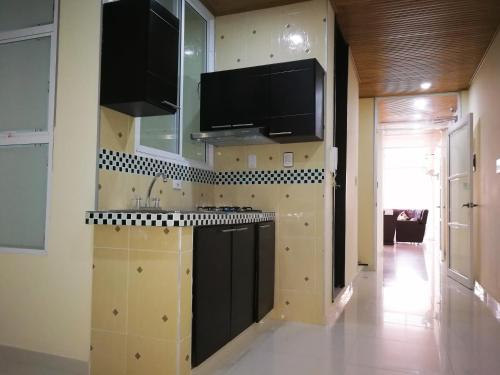 莱蒂西亚Hotel Zafiro的厨房配有水槽和台面