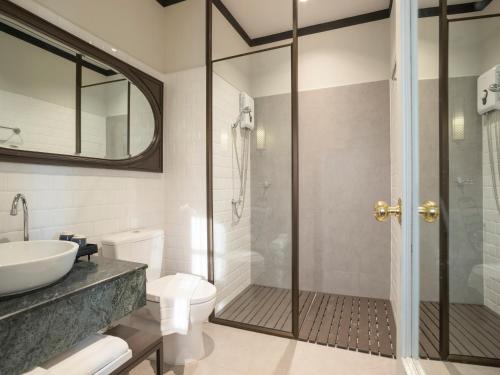 曼谷曼谷拉威坎拉亚酒店的带淋浴、卫生间和盥洗盆的浴室