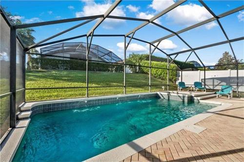 基西米Key 2 Indian Creek Pool Home的一座玻璃屋顶房子中的游泳池
