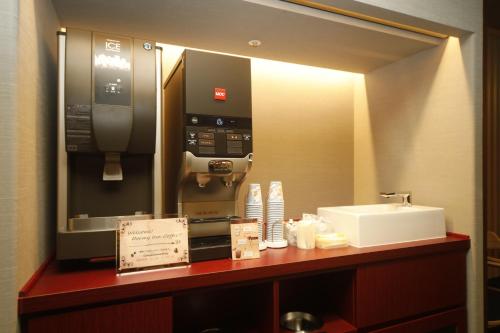 东京多美迎后乐园酒店的一间带付费电话和盥洗盆的浴室
