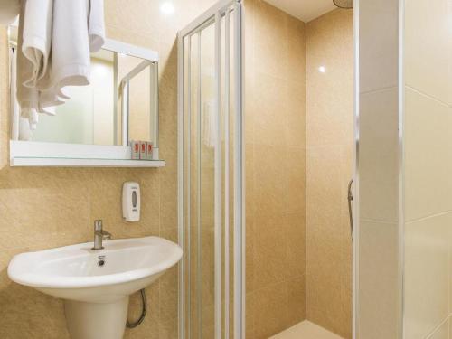 曼谷Solo Express Sukhumvit 81的一间带水槽和淋浴的浴室