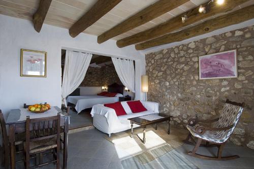 松马西亚Agroturismo Sa Vall的一间卧室设有两张床和石墙