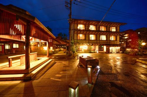 草津草津温泉旅馆的一条空的街道,晚上有楼