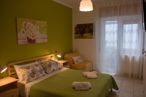 特拉尼My Room in Trani的一间卧室配有一张床,上面有两条毛巾