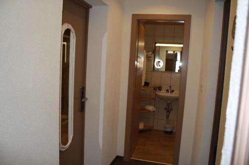 蒙泰德拉加勒酒店的走廊通往带水槽和镜子的浴室