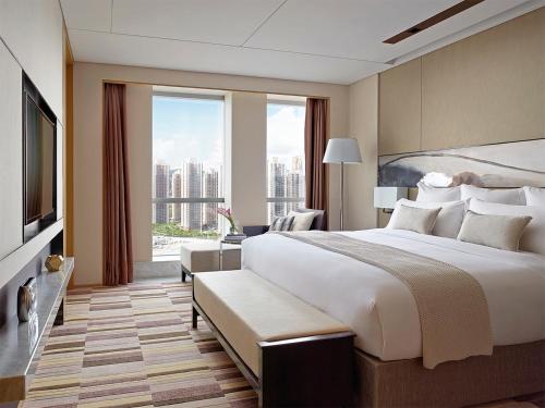 厦门厦门朗豪酒店（近高铁站 毗邻万达银泰五缘湾）的一间卧室设有一张大床和一个大窗户