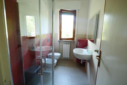 彼得拉桑塔Casa del Nonno的一间带水槽、卫生间和淋浴的浴室
