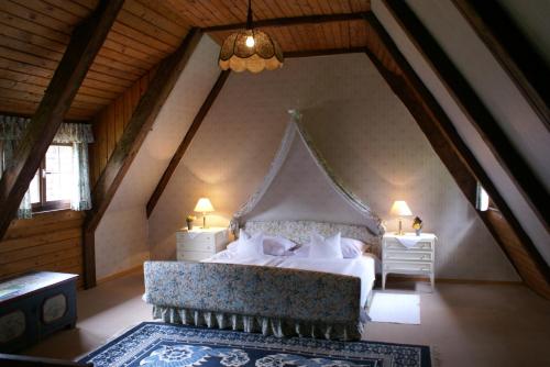 贝尔恩里德Schloss Egg的阁楼上的卧室配有一张大床