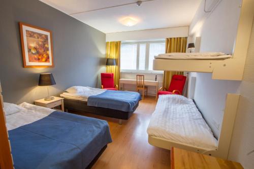 库奥皮奥萨沃尼亚经济酒店的酒店客房配有两张床和一张书桌