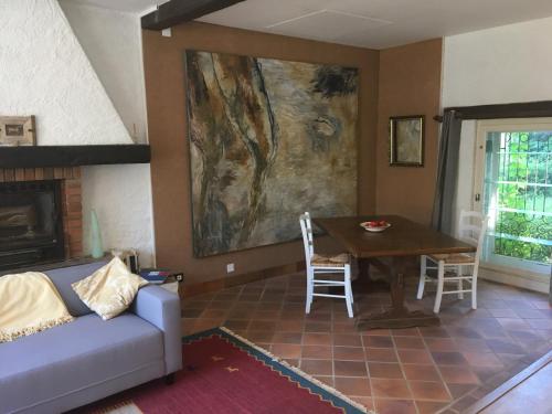阿尔纳克－蓬帕杜尔Maison Lyre, Pompadour的客厅配有沙发和桌子