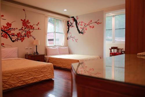 白河丽汤温泉渡假山庄的一间卧室设有两张床和窗户。