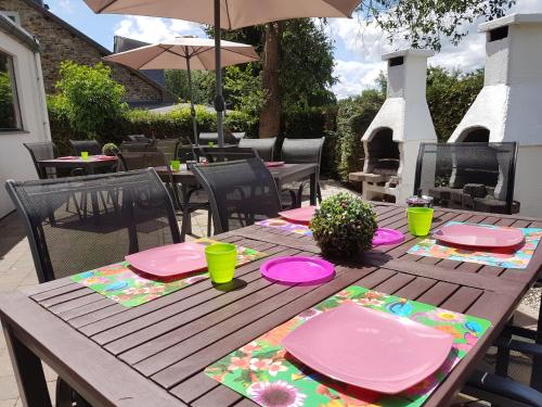 弗朗科尔尚Cozy Holiday Home in Francorchamps Belgium的一张木桌,上面有粉红色的板子