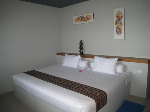 圣吉吉阿尔贝托咖啡家庭旅馆的卧室配有白色的床单和枕头
