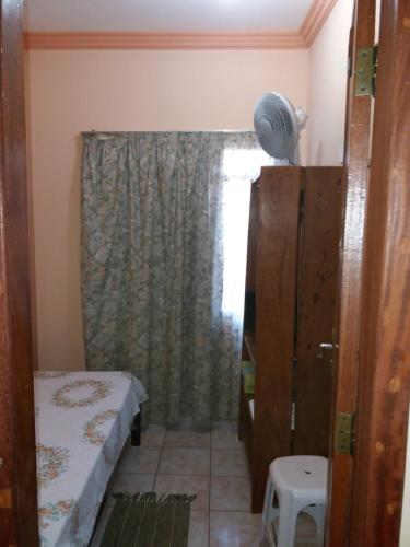 瓦尔任博尼塔Aconchego Canastra Hotel的一个小浴室,配有床和窗户