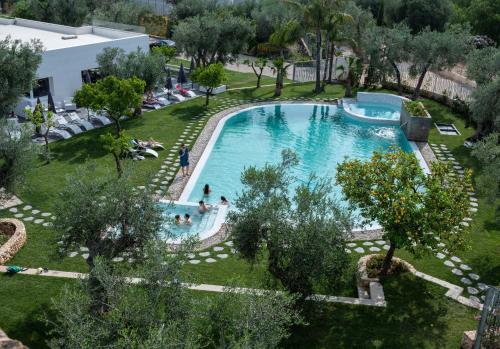 马蒂纳塔Hotel Torre Santamaria Resort的享有度假村游泳池的顶部景致