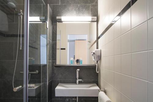 乌赫斯特海斯特奥格斯特吉斯特巴斯蒂欧酒店的一间带水槽和镜子的浴室