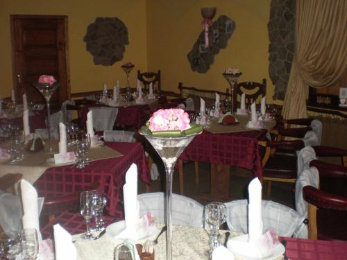 Nyzhni MlynyГотельно- банний комплекс Афродіта的一间设有桌子和紫色桌布的用餐室