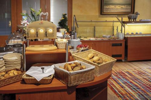 巴尔特鲁姆维特耶斯塔瑞德酒店的厨房配有桌上的面包篮