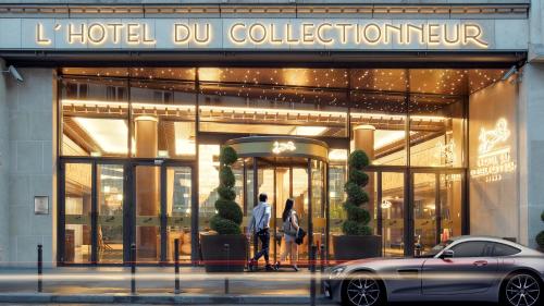 巴黎Hotel du Collectionneur的一群人走在一家酒店门前,藏身于酒店