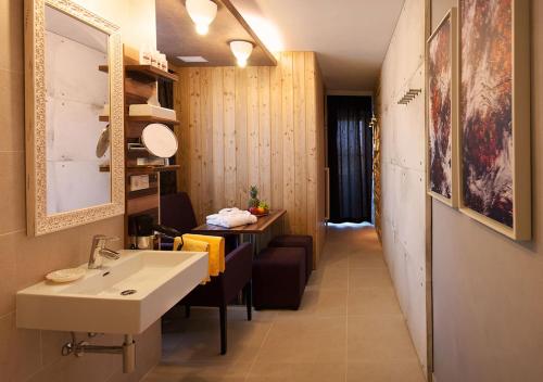 莱茵巴赫-姆克莱布鲁玛尔酒店的一间带水槽、桌子和台面的浴室