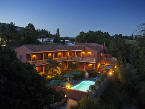 隆达若拉莫利诺德尔蓬特隆达酒店的享有带游泳池的房屋的空中景致
