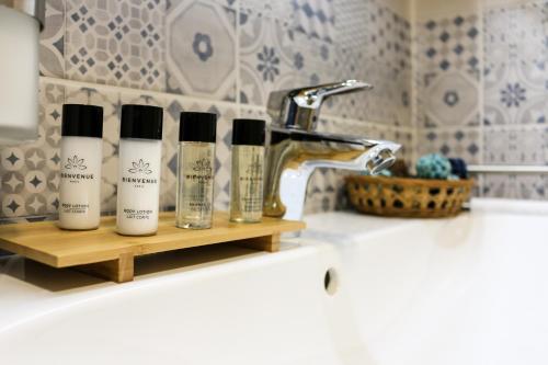 索普隆Napfény Apartman的浴室水槽,架子上放有三件产品