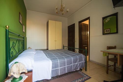 菲乌梅夫雷多迪西奇利亚B&B Casa Paolo的卧室配有一张床铺,位于带桌子的房间