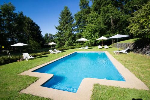 普孔卡瓦尼亚斯普拉亚琳达酒店的庭院内的游泳池,配有椅子和遮阳伞