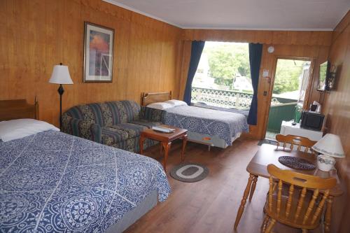 北峰汽车旅馆客房内的一张或多张床位