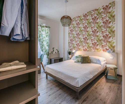 罗马Lele Rooms San Lorenzo的一间卧室设有一张床和鲜花墙