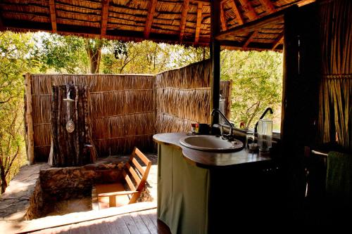 KisakiSable Mountain Lodge, A Tent with a View Safaris的一间带水槽和围栏的浴室