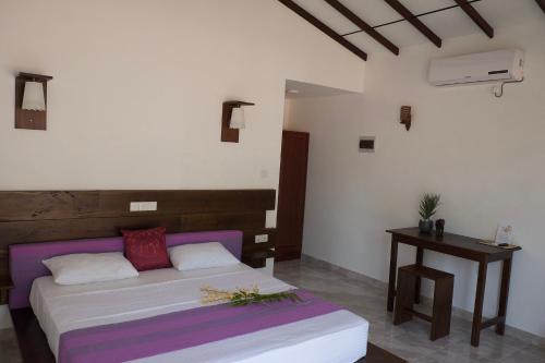 本托塔Sanda Eliya Resort的一间卧室配有两张床和一张桌子