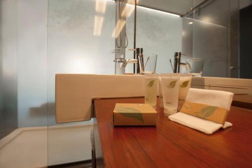 圣地亚哥伊斯梅尔酒店的一间带水槽和木桌的浴室