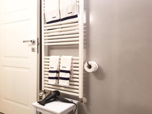 法瓦拉贝尔蒙特别墅酒店的浴室提供白色毛巾架和毛巾