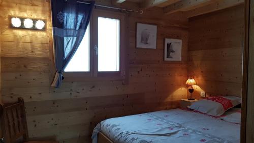 穆特Chez Liadet的小木屋内一间卧室,配有一张床