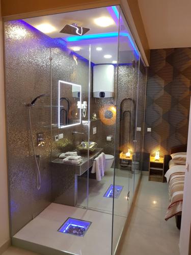 扎达尔Yela的带淋浴的浴室和玻璃墙