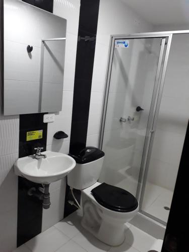 伊皮亚莱斯Hotel Royal Class的浴室配有卫生间、盥洗盆和淋浴。