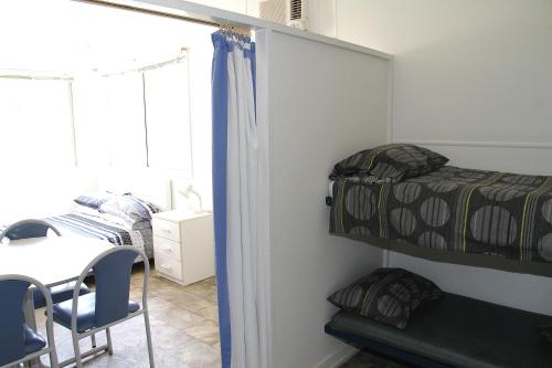 North Shields林肯港大篷车假日公园的一间卧室配有双层床和桌椅