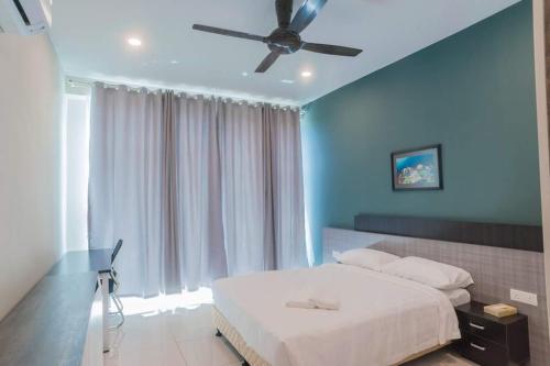 拉布安C Residence Labuan的一间卧室配有一张带吊扇的床