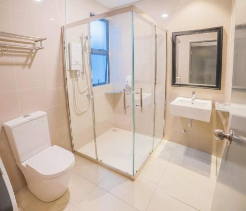 拉布安C Residence Labuan的带淋浴、卫生间和盥洗盆的浴室